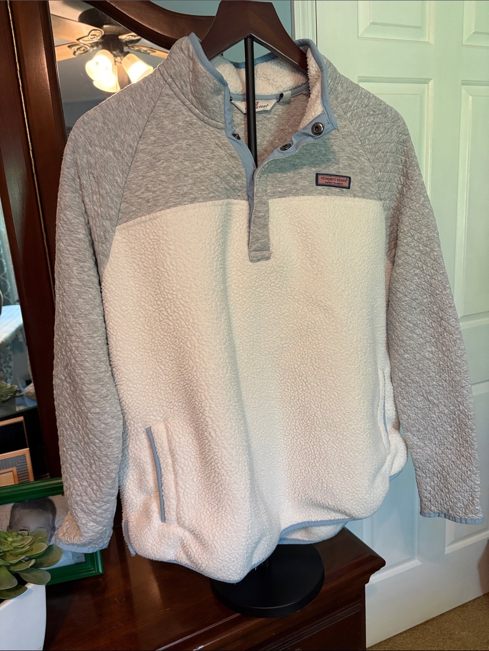 Vineyard Vines Wimen’s Cream & Light Gray Sherpa Quarter-Snap Pullover